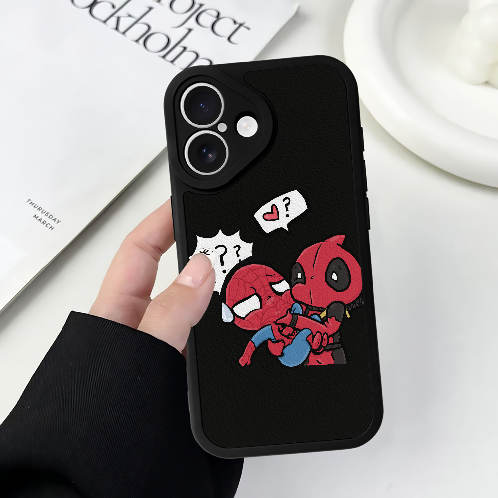 （画像用） Deadpool デッドプール 【iPhone 16シリーズ対応】シリコンスマホケース（レザー調） 材質：シリコン